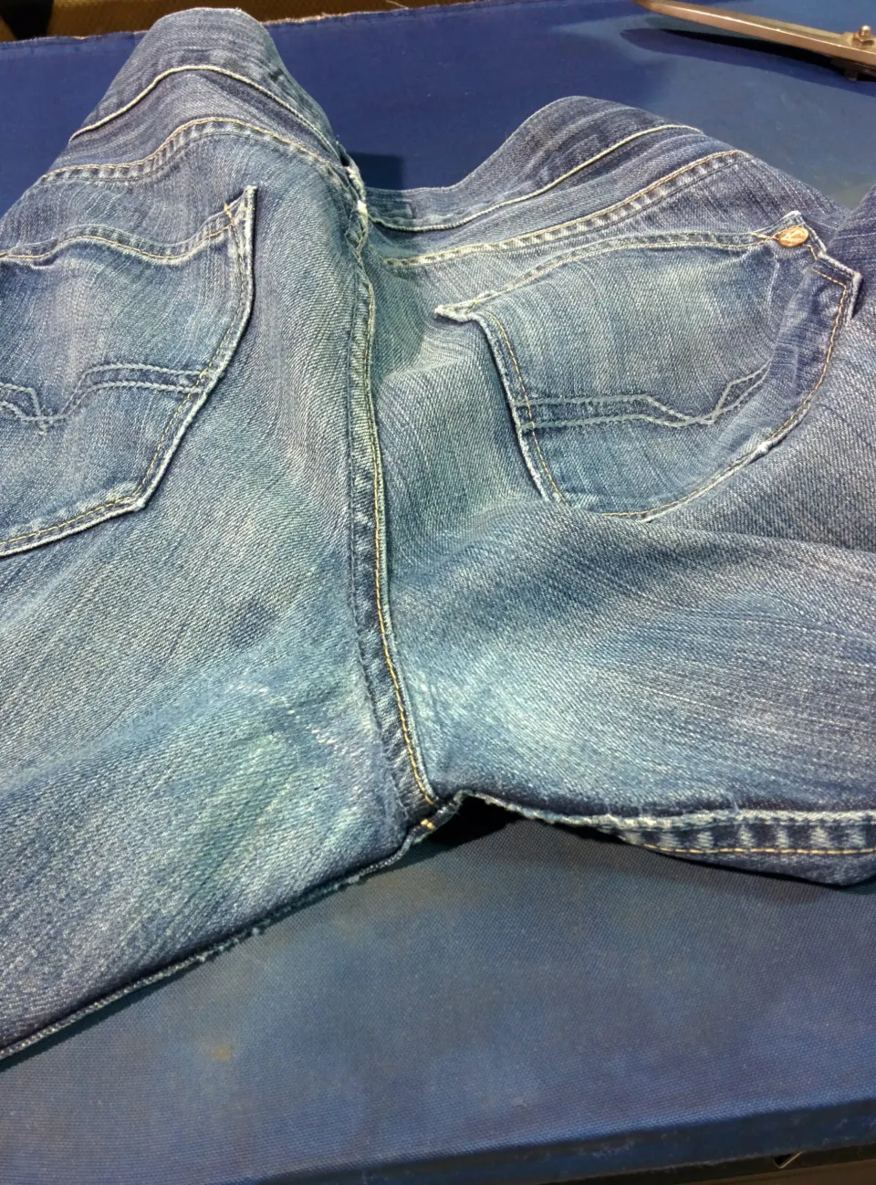 Fachgerecht reparierte Jeans
